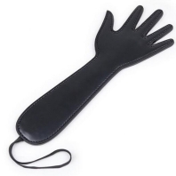 BDSM plácačka, čierna hladká umelá koža, ruka