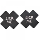 Nálepky na bradavky, čierne plusy s nápisom "LICK ME"