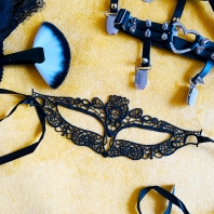 Čipkovaná čierna maska so stužkou - Anastasia