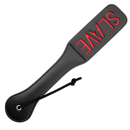 BDSM kožená plácačka, čierna farba a červený nápis SLAVE