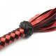 Masívny kožený bič, červená a čierna farba, pletená rukoväť