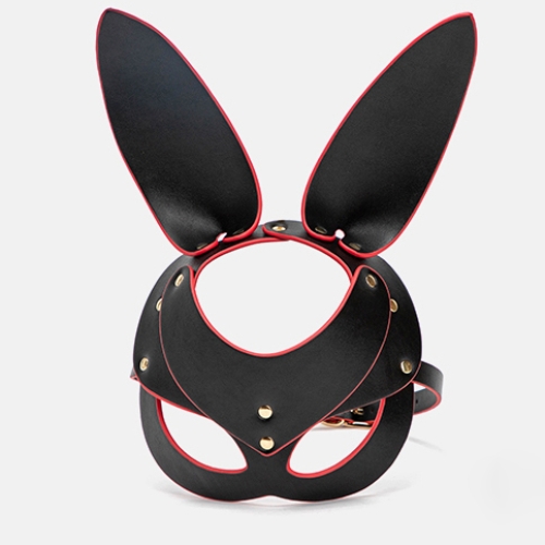 Čierna kožená maska králik, červený lem, cvoky a opasok