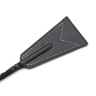 Čierny kožený bič, plastová rukoväť a kožený trojuholník