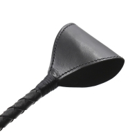 Čierny kožený bič, pletená rukoväť a kožený trojuholník