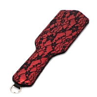 BDSM plácačka, čierna a červená farba, čipka, kvetinový vzor