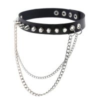 Čierny erotický kožený choker, strieborné kovové ostne a retiazka